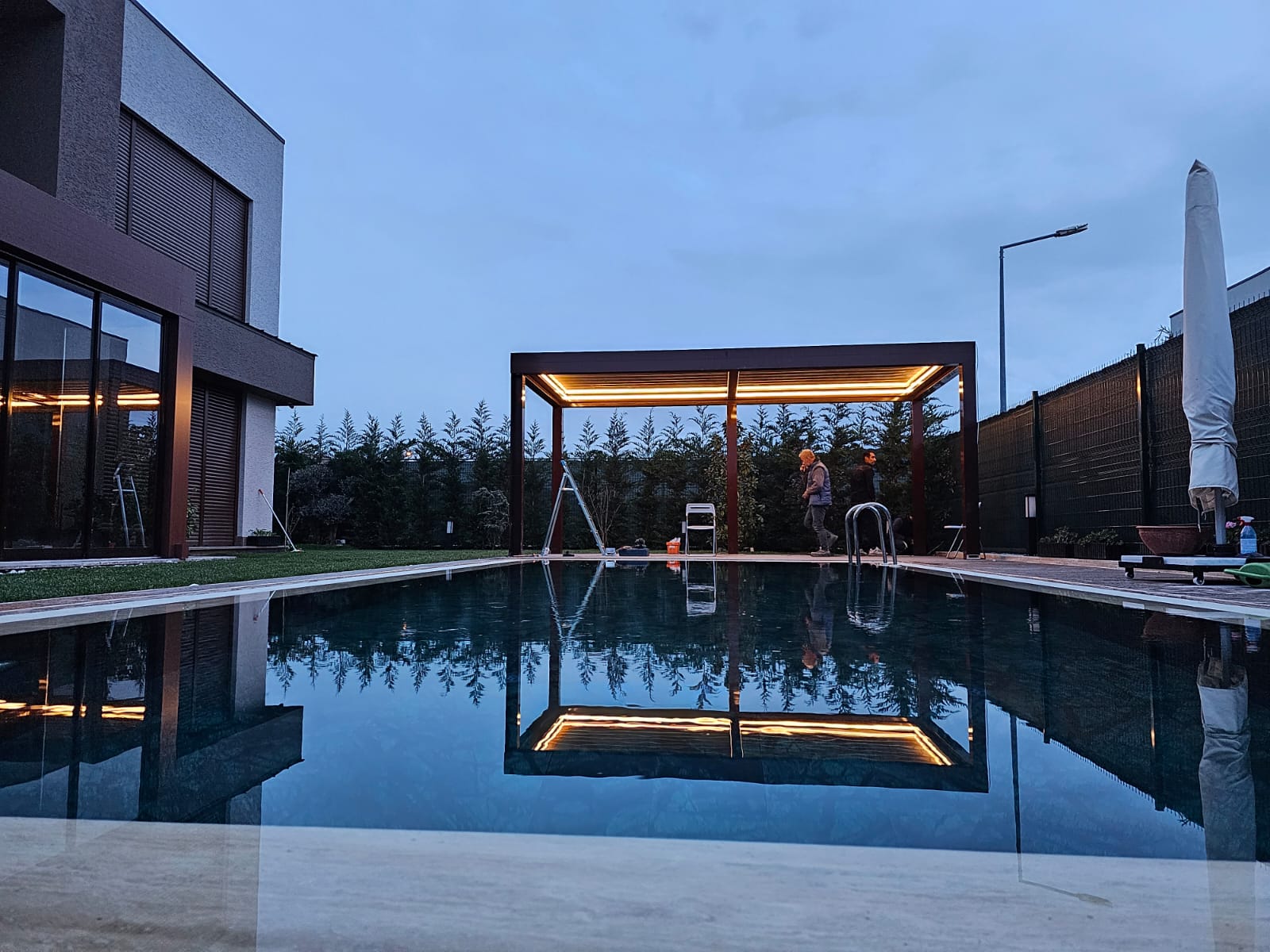 Havuz kenarında LED aydınlatmalı bioclimatic pergola