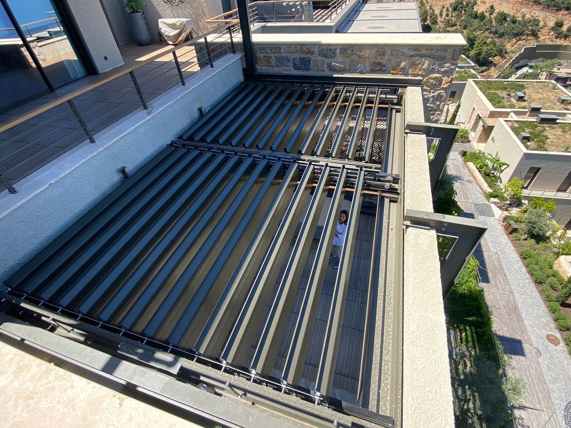 Pistonlu bioclimatic pergola