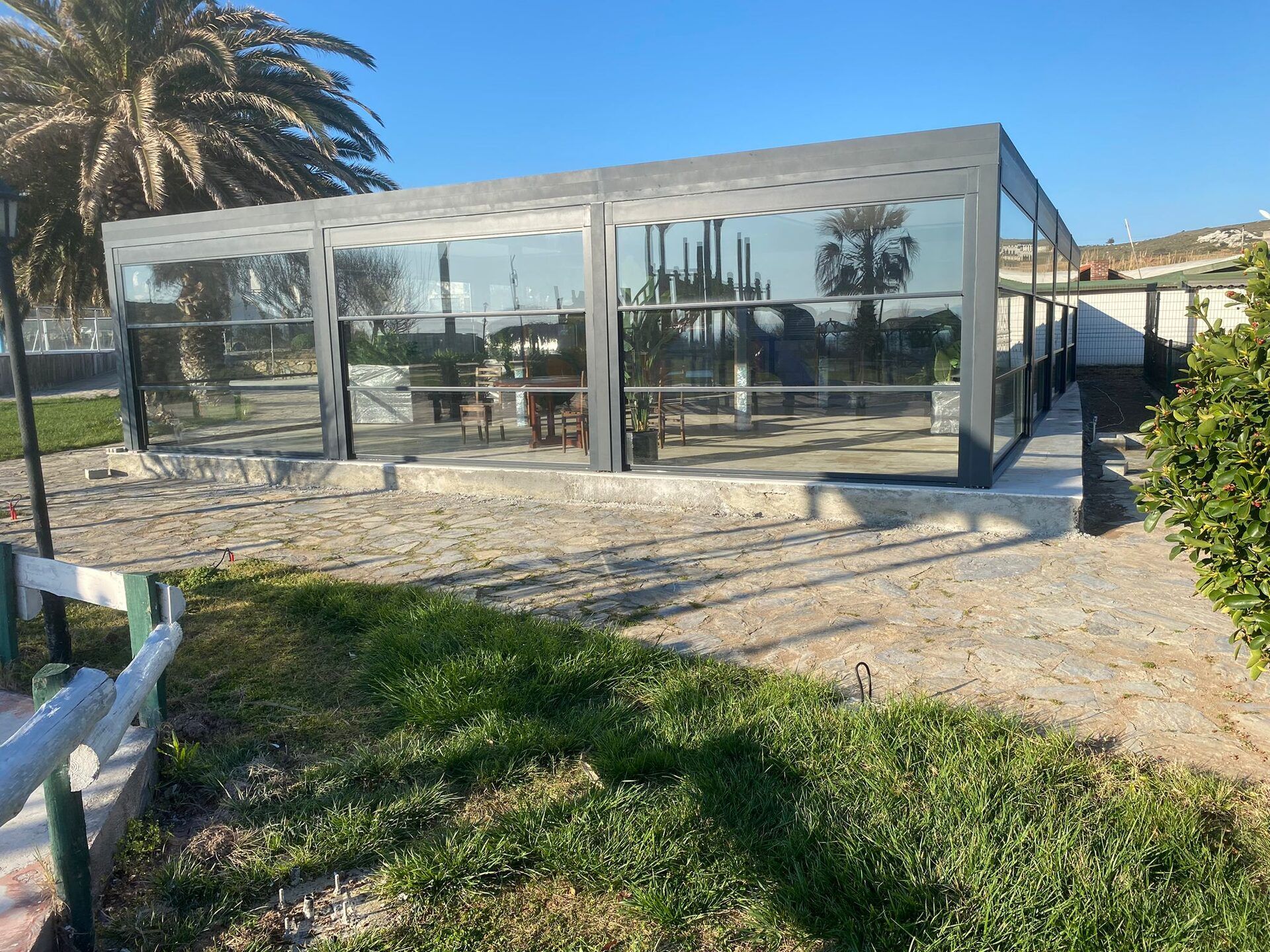 Modern villada köşe giyotin cam sistemi uygulaması