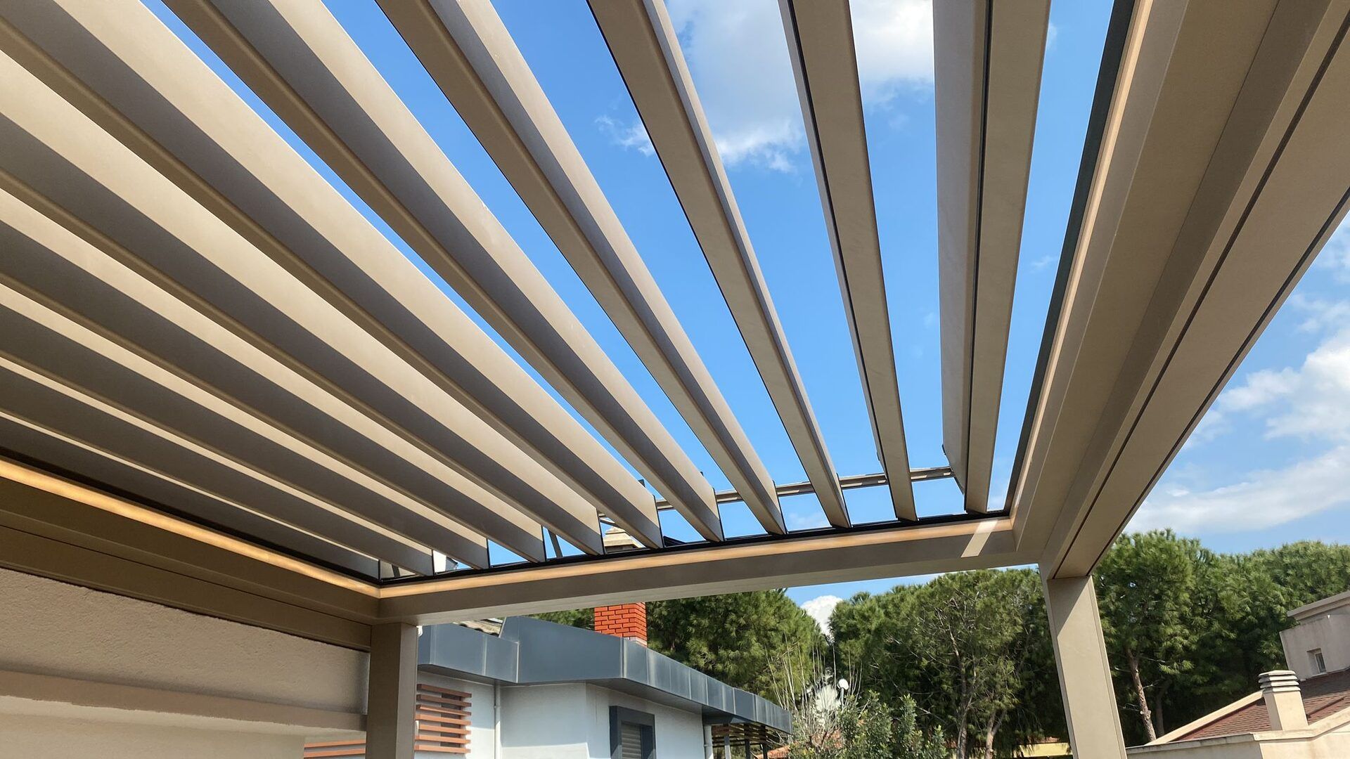 Bioclimatic pergola lamelleri ve gökyüzü
